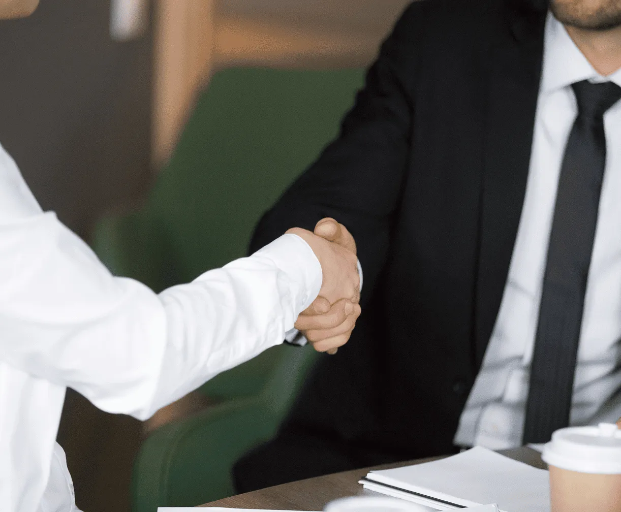 Deux personnes en train de se serrer la main
