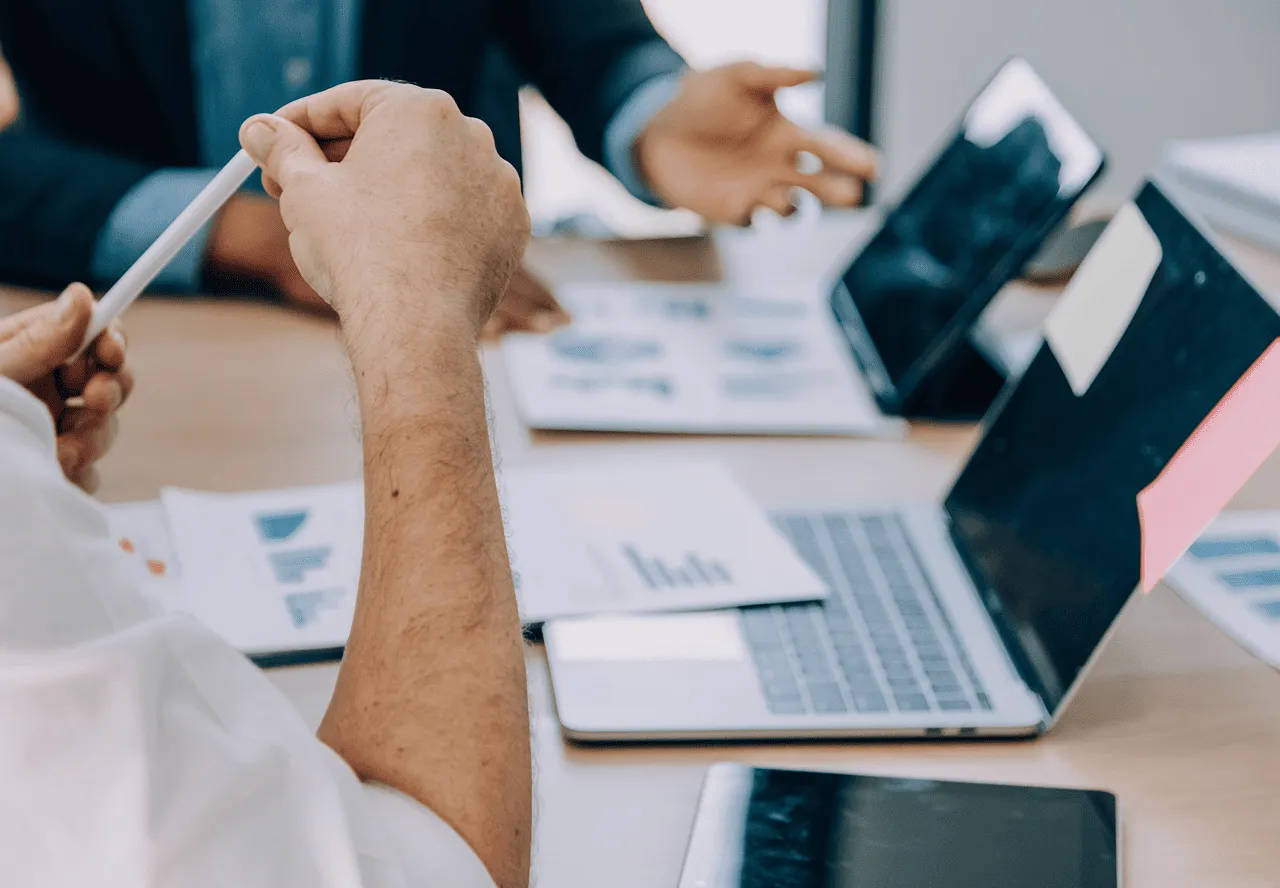 Deux personnes en réunion en train d'échanger