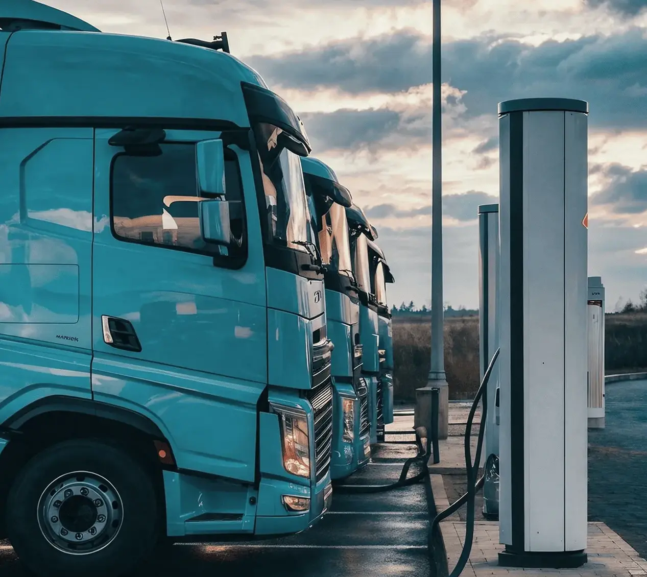 Camions stationnés a des bornes de recharge électriques