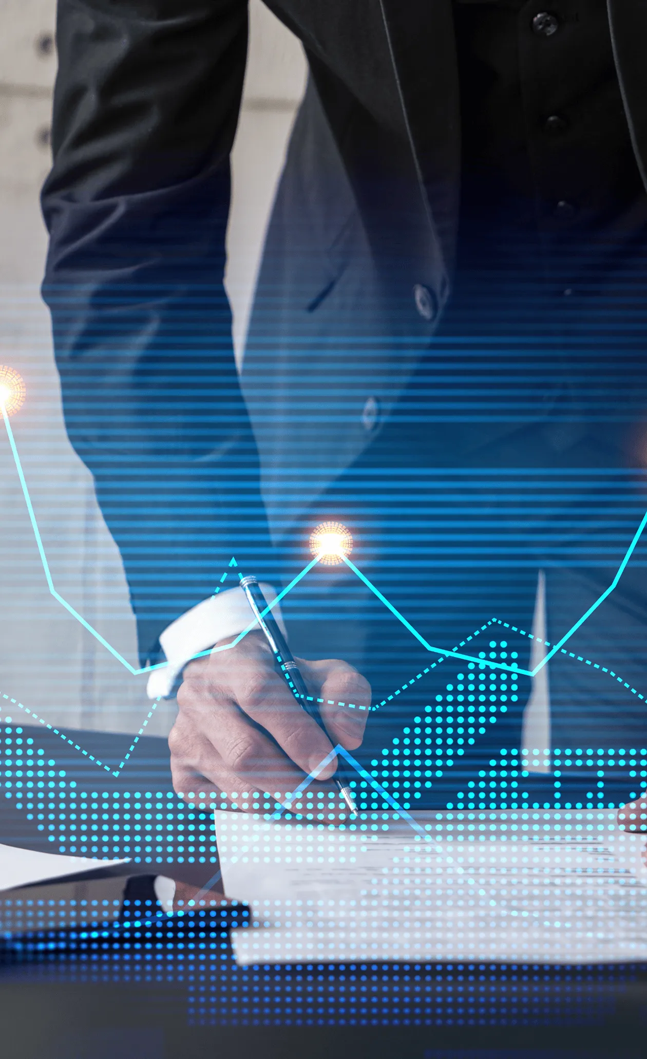 Personne en costard en train de rédiger un document