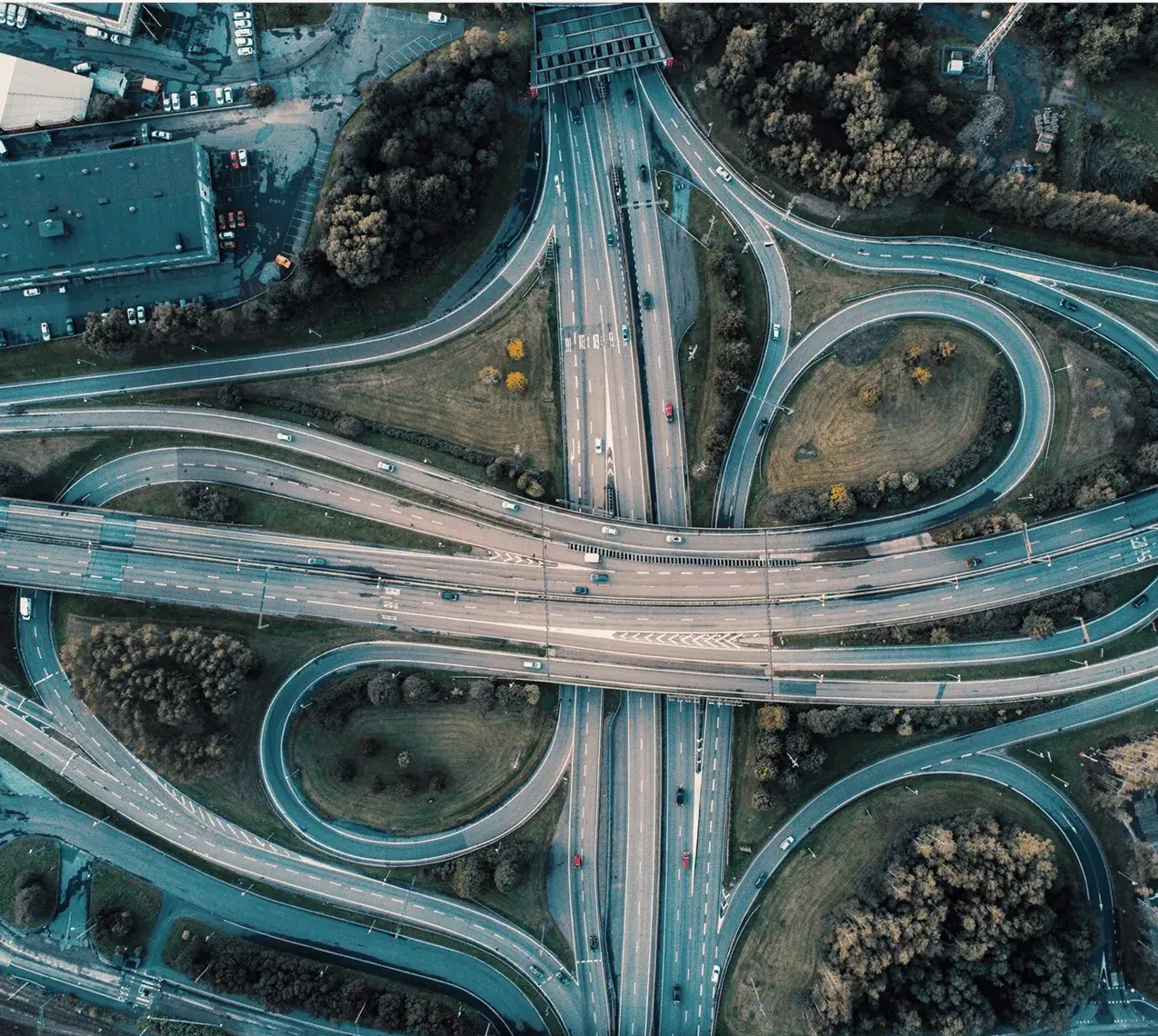 Autoroute avec échangeur vue de haut