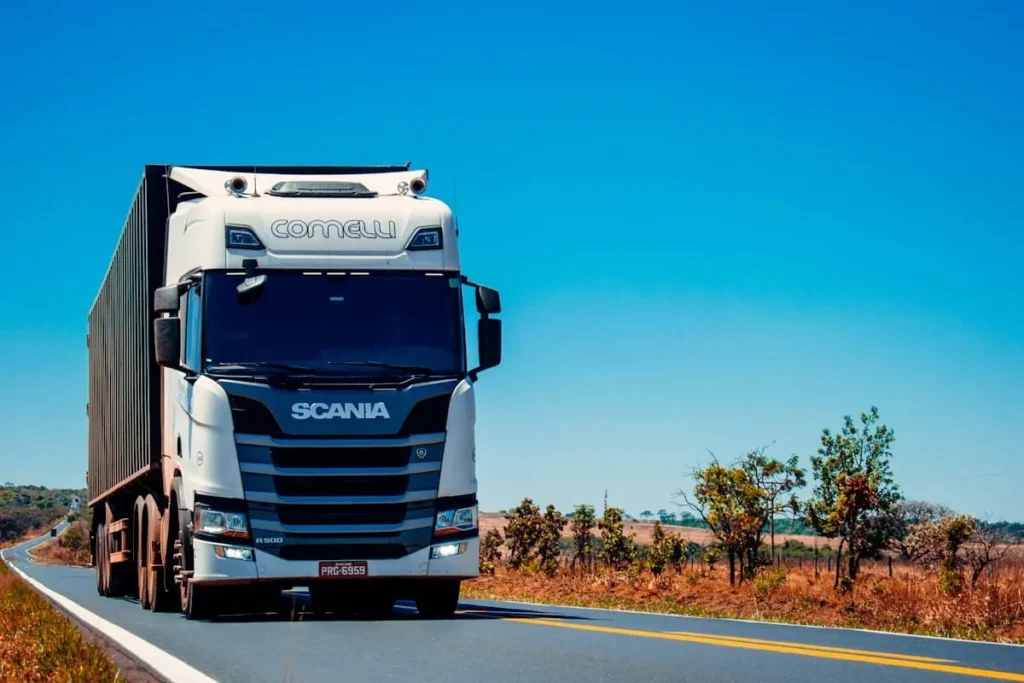 Conducteur respectant la RSE transport routier au volant d'un poids lourd sur autoroute