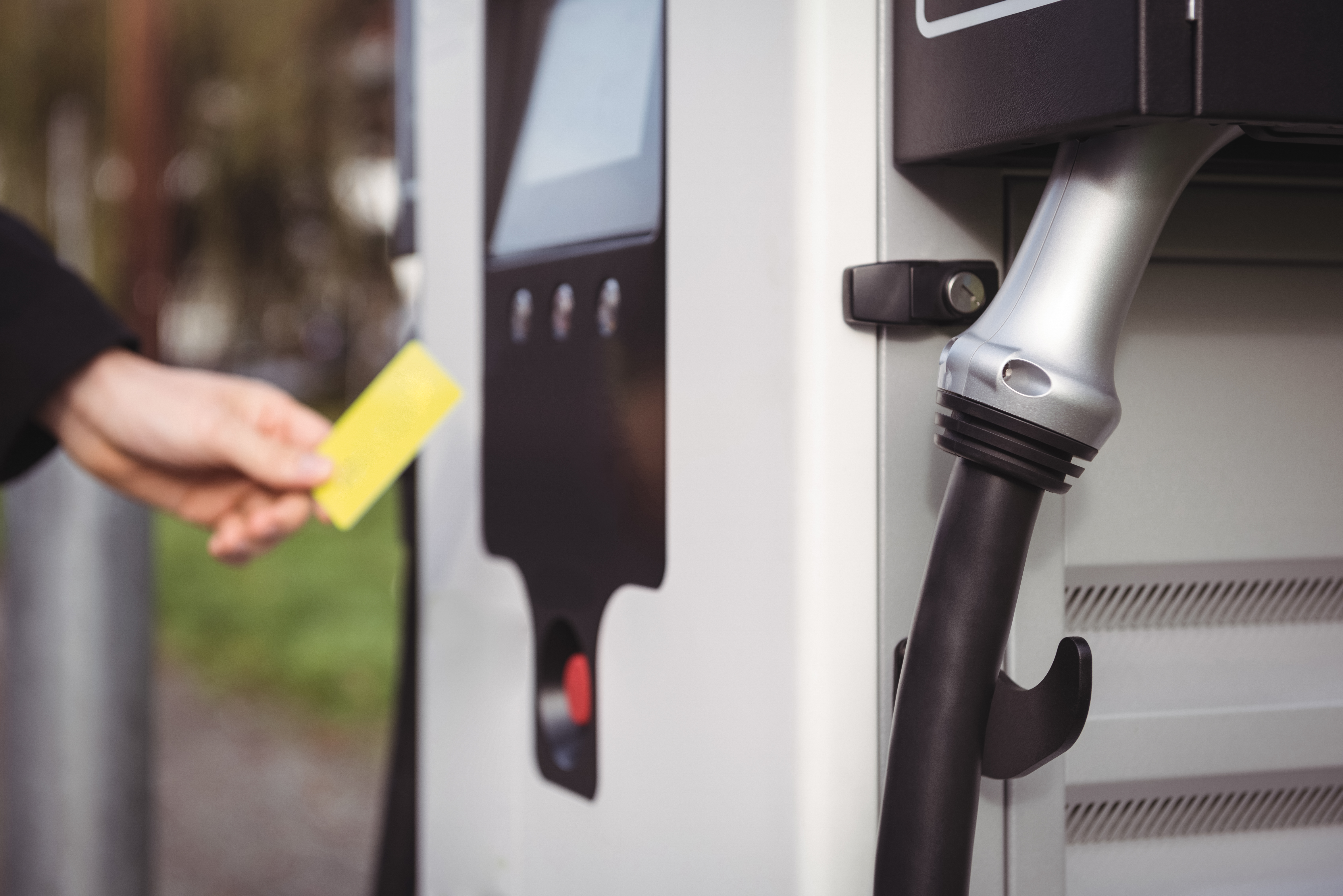 borne de recharge électrique pour poids lourds, illustration du bonus écologique poids lourds